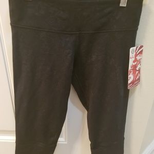 Lululemon size 6 capris